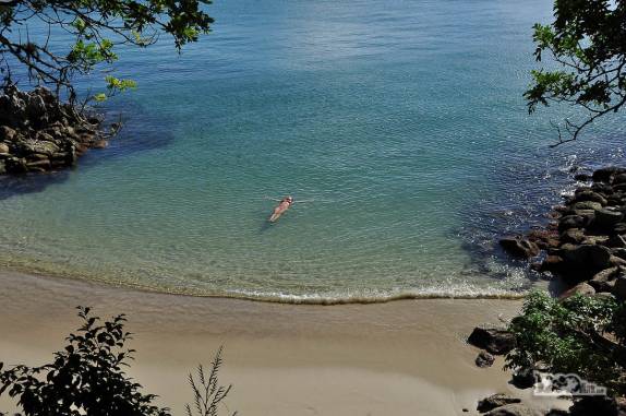 A Ana dá um mergulho na paradisíaca praia da sepultura, em Bombinhas, litoral de Santa Catarina